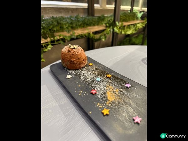 位於油麻地M1酒店的慢理牆城，店內裝修和佈置都很有特色，充滿...