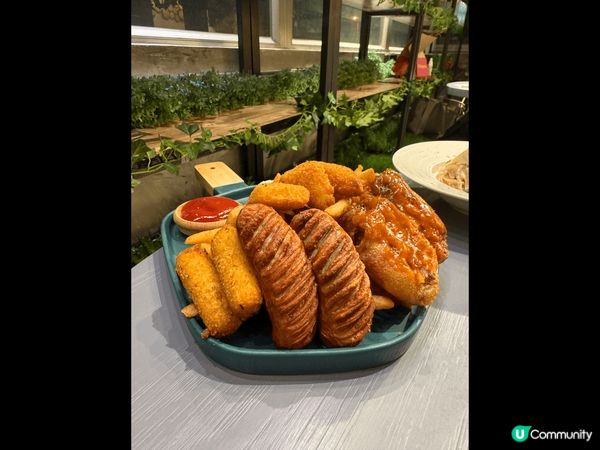 位於油麻地M1酒店的慢理牆城，店內裝修和佈置都很有特色，充滿...