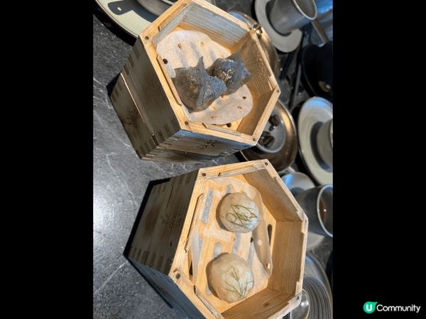 這間餐廳位於大型商場airside ,是一間中華麗的餐廳，點...