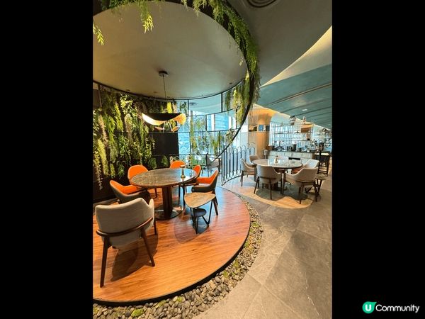 這間餐廳位於大型商場airside ,是一間中華麗的餐廳，點...