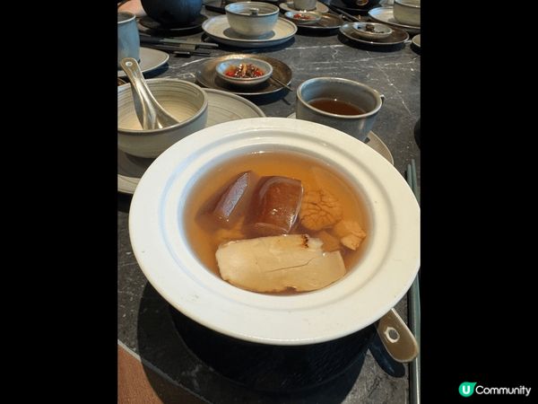 這間餐廳位於大型商場airside ,是一間中華麗的餐廳，點...