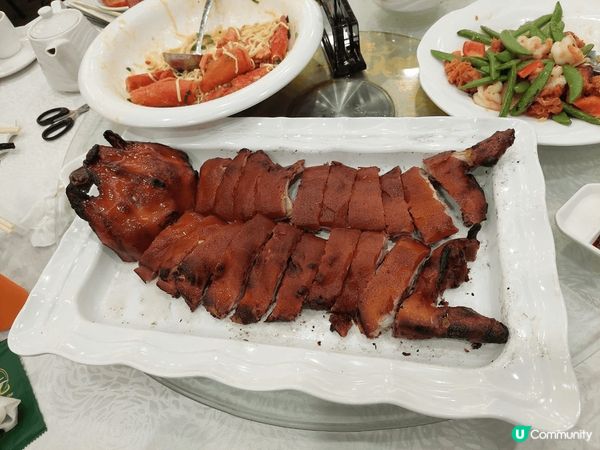 中式餐廳瓏苑合府統請，各式中式美食包括乳豬，龍蝦伊面和炒飯，...