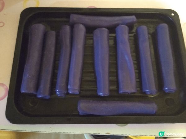 用南瓜紫椰菜汁加粉蒸熟,做成卷加蜜糖即可享用,簡單易做,而且...