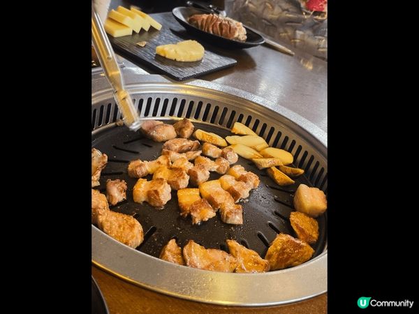 係曼谷我們食韓燒，哈哈，超好味，有店員幫手燒唔洗自己出馬只需...