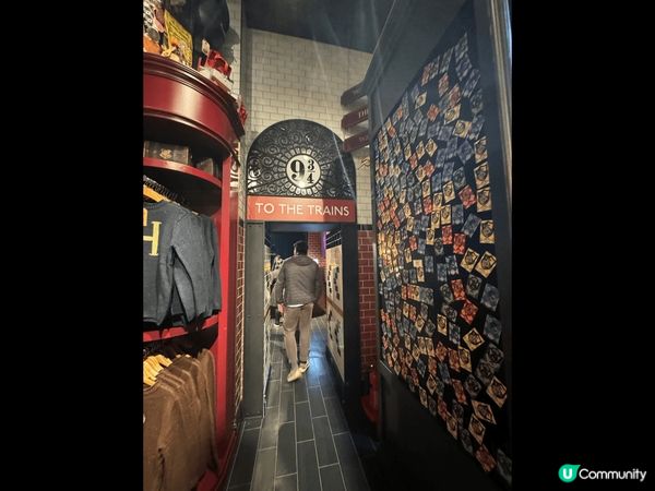英國倫敦遊，哈利波特迷必到9 3/4 月台 打咭，在門口有工...