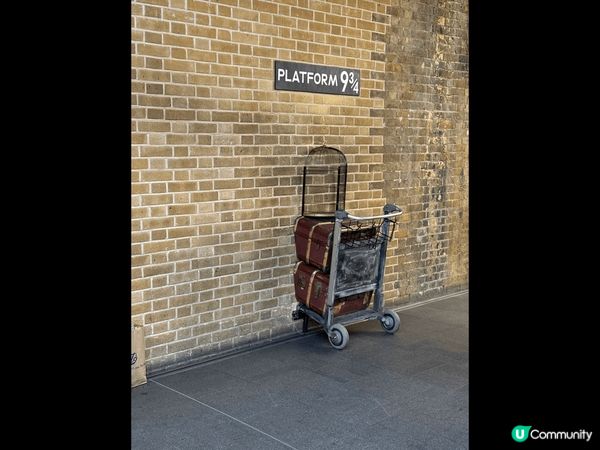 英國倫敦遊，哈利波特迷必到9 3/4 月台 打咭，在門口有工...