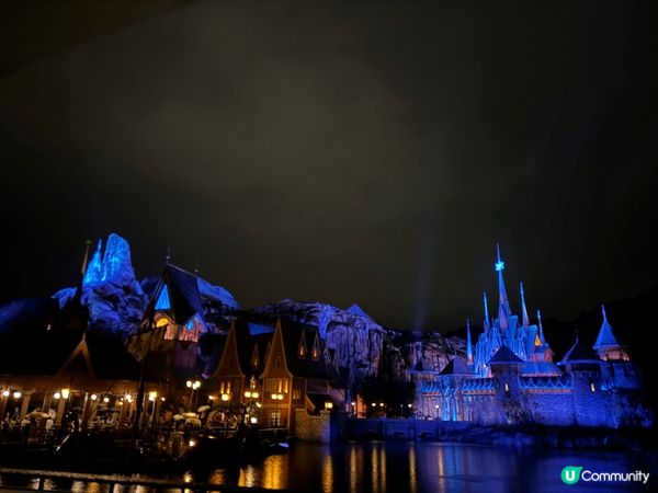 迪士尼的Frozen世界夜晚真的好美。每次去都令人唔捨得離開...