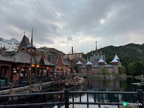 香港有好多靚影，首先當然是迪士尼樂園，影咩都好靚。另外，我會...