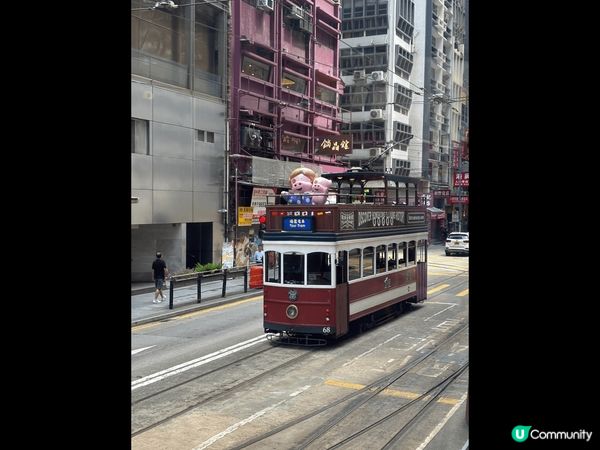 香港有好多靚影，首先當然是迪士尼樂園，影咩都好靚。另外，我會...