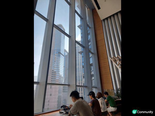 來到銅鑼灣希慎廣場樓上的誠品書店逛逛，發覺有間咖啡店在誠品出...