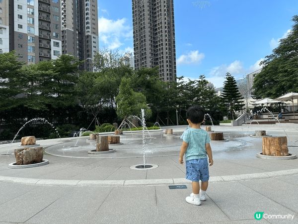 呢度係荃灣如心廣場上面既如心園，展示?好多石頭，亦有導賞團，...