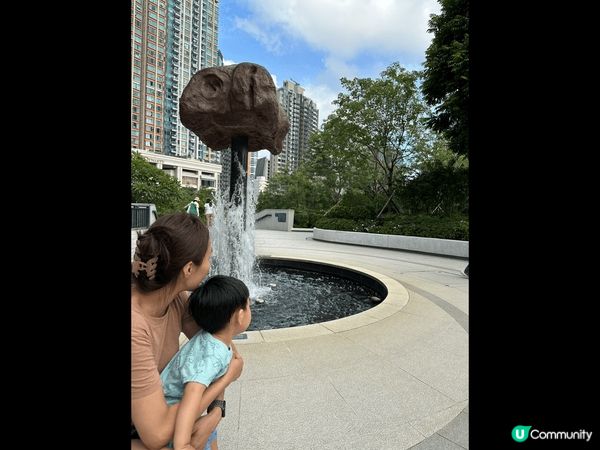 呢度係荃灣如心廣場上面既如心園，展示?好多石頭，亦有導賞團，...