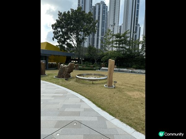 呢度係荃灣如心廣場上面既如心園，展示?好多石頭，亦有導賞團，...