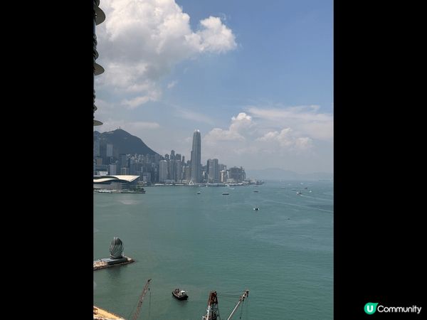 第一幅是和女朋友在中環的摩天輪上拍攝的，當其時舉行了一個關於...