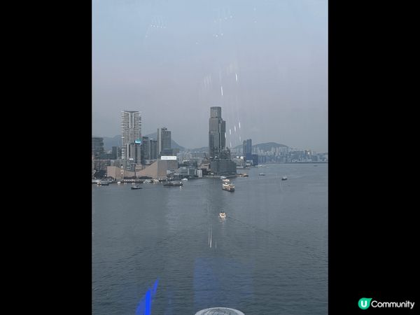 第一幅是和女朋友在中環的摩天輪上拍攝的，當其時舉行了一個關於...