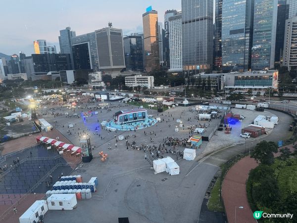 第一幅是和女朋友在中環的摩天輪上拍攝的，當其時舉行了一個關於...