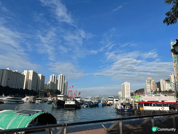 香港仔海傍海濱公園的海景，蔚藍色的天空與水面形成強烈的對比，...
