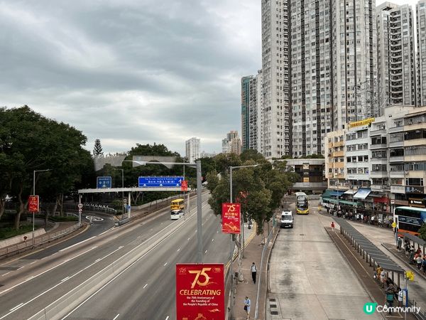 香港仔海傍海濱公園的海景，蔚藍色的天空與水面形成強烈的對比，...