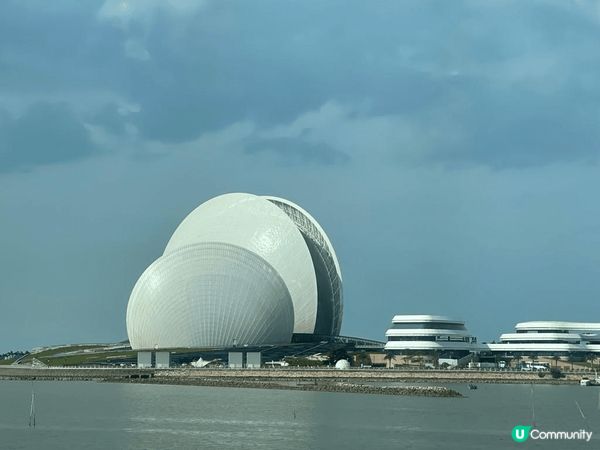 珠海大劇院，我喜歡的原因是它的設計獨特，以一大一小的日月貝為...