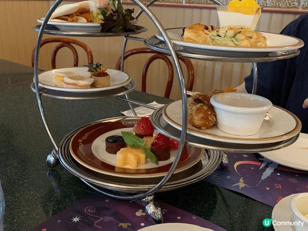 我喜歡迪士尼的原因在於它充滿了童真的想像力和無限的創造力。每...