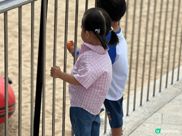 我喜歡海灘，給人一種很寧靜舒適放鬆的感覺，而且看到小孩們天真...