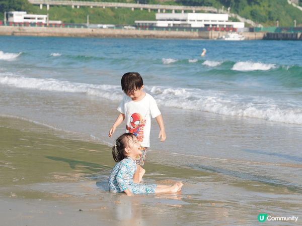 我喜歡海灘，給人一種很寧靜舒適放鬆的感覺，而且看到小孩們天真...