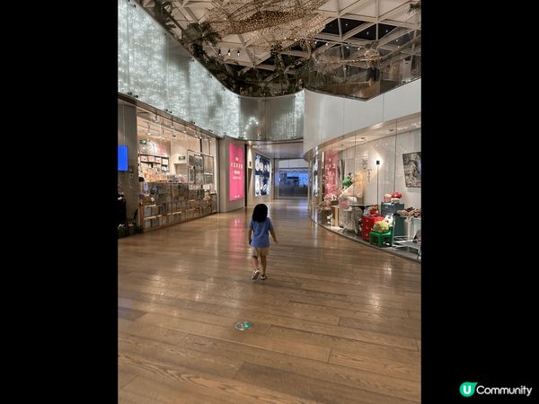 地點為深圳南山區萬象天地，地方寬敞乾淨，多食肆，適合大人小朋...