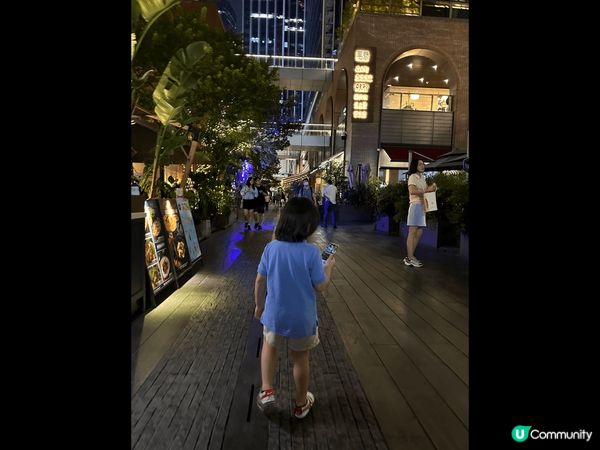 地點為深圳南山區萬象天地，地方寬敞乾淨，多食肆，適合大人小朋...