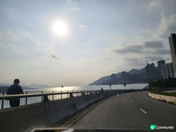 太陽映照下的大橋，藍天白雲，吹住海的山，悠然自得，逃離都市煩...