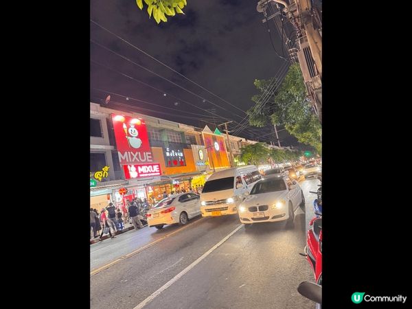 呢個係泰國曼谷?朱拉大學附近，?邊有好多美食好多泰國?年青人...