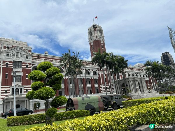 這是中華民國總統府，是一個旅遊景點，遊客也可以去打卡。