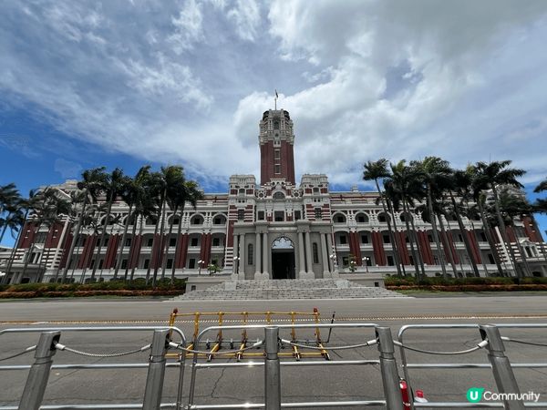 這是中華民國總統府，是一個旅遊景點，遊客也可以去打卡。