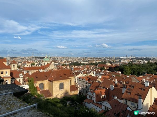 來到布拉格最有名的天文鐘打卡，還試了當地的人氣美食肉桂卷雪糕...