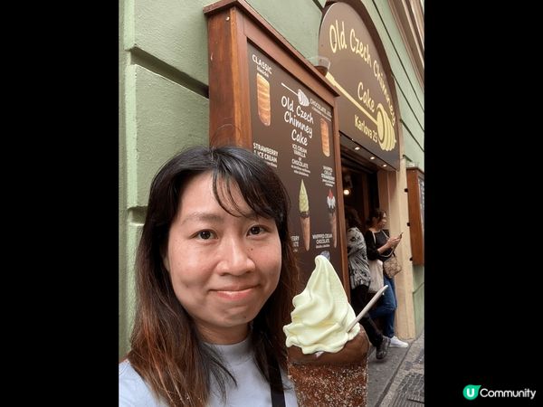 來到布拉格最有名的天文鐘打卡，還試了當地的人氣美食肉桂卷雪糕...