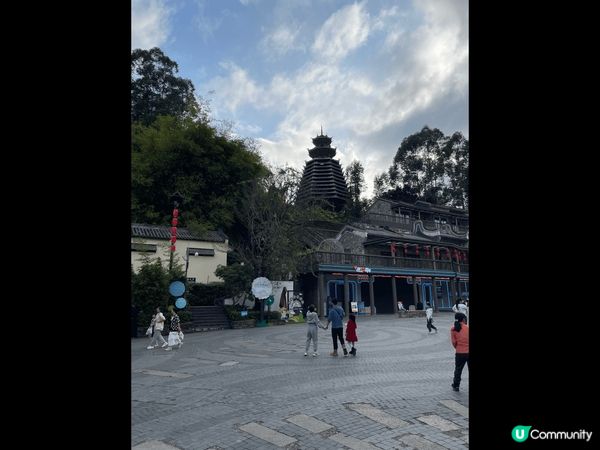 呢個打卡景點係甘坑古鎮，建築充滿中國古代既風格，好似返到去古...