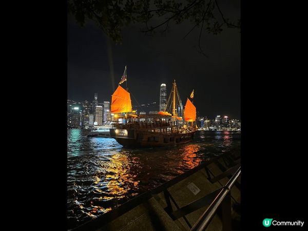 維港夜景是世界三大夜景之一，是香港人的瑰寶，更是許多旅客拍照...