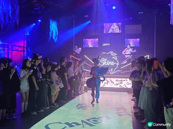 在不同節日與朋友一起走進香港迪士尼樂園，一同走入童話世界，可...