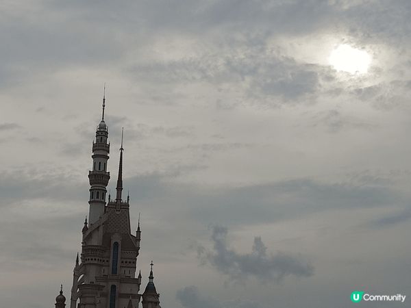 在不同節日與朋友一起走進香港迪士尼樂園，一同走入童話世界，可...