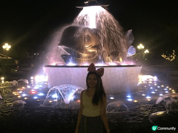 某年聖誕節去了人人都喜愛的香港迪士尼樂園慶祝，與一班迪士尼主...