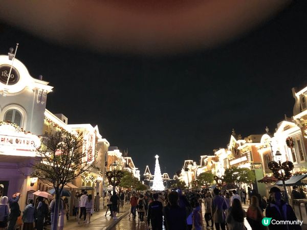 某年聖誕節去了人人都喜愛的香港迪士尼樂園慶祝，與一班迪士尼主...