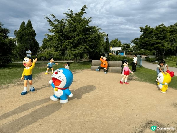 相片為日本高岡市的「哆啦A夢散步道」與「高岡童話之森公園」，...