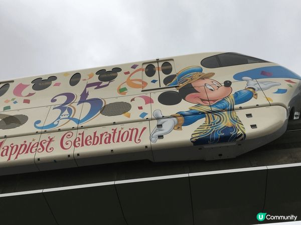 這張照片是我在東京迪士尼樂園拍攝的，這裡的每個角落都充滿了魔...