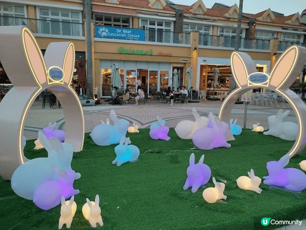 愉景灣充滿非常浪漫的色彩,這裏除了可以游泳玩沙,更可以溜冰,...