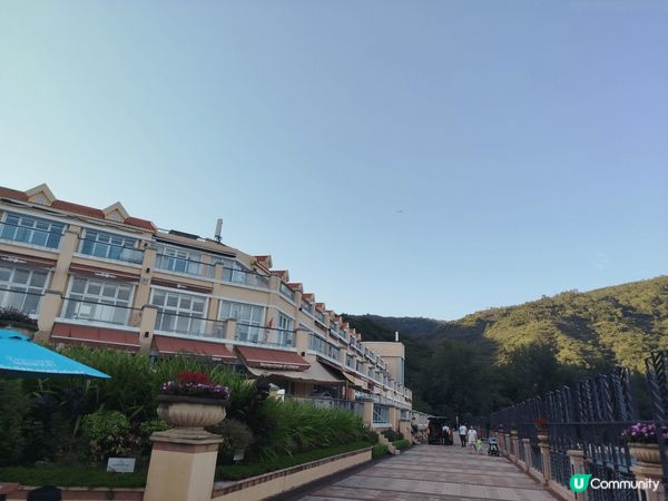 愉景灣充滿非常浪漫的色彩,這裏除了可以游泳玩沙,更可以溜冰,...