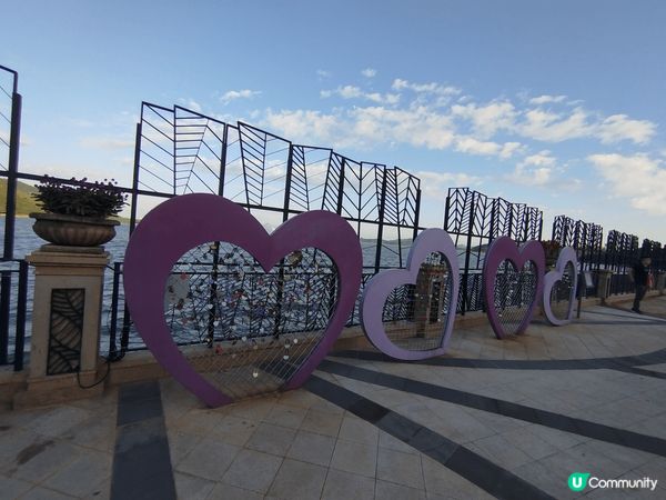 愉景灣充滿非常浪漫的色彩,這裏除了可以游泳玩沙,更可以溜冰,...