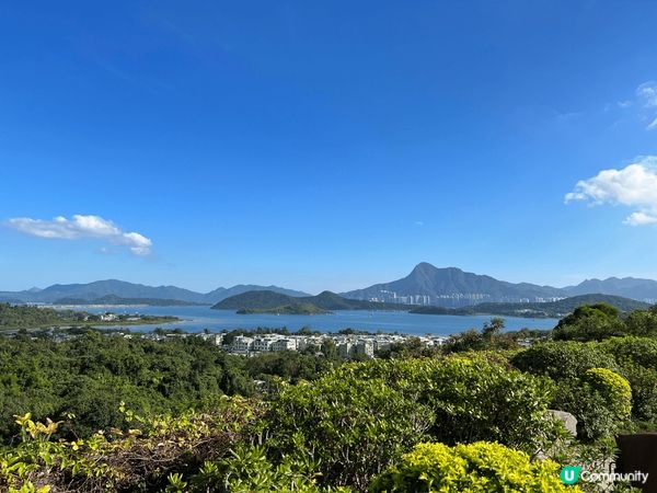 慈山寺位於香港新界大埔區，是一個融合自然與文化的靜謐之地。秋...