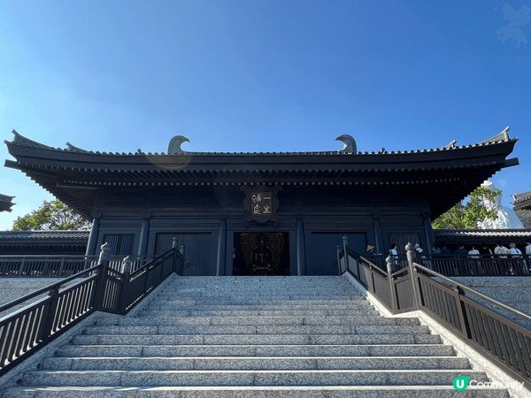 慈山寺位於香港新界大埔區，是一個融合自然與文化的靜謐之地。秋...