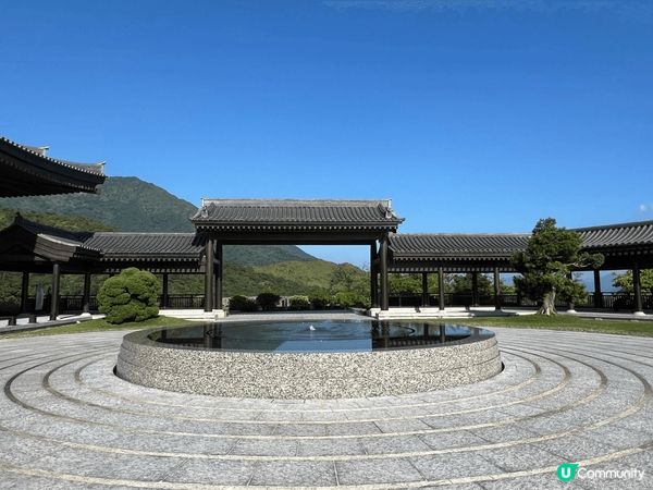 慈山寺位於香港新界大埔區，是一個融合自然與文化的靜謐之地。秋...