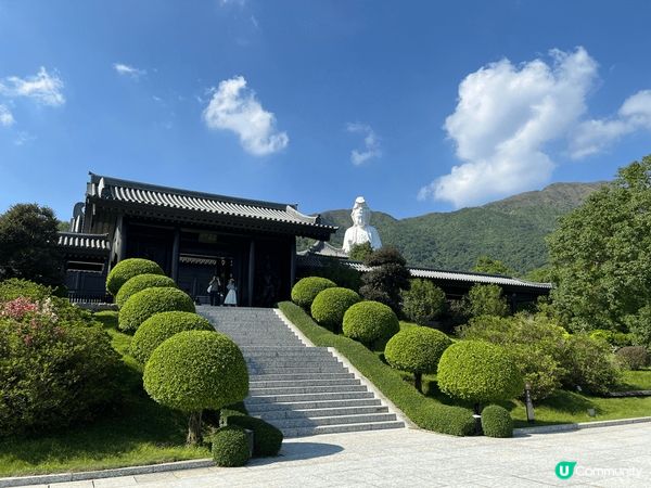 慈山寺位於香港新界大埔區，是一個融合自然與文化的靜謐之地。秋...