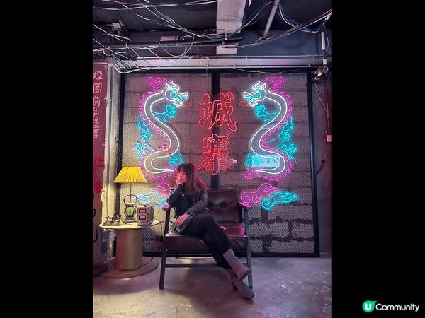 九龍城寨最近很熱話，呢間酒吧?裝修好有特色，除?好多霓虹光管...